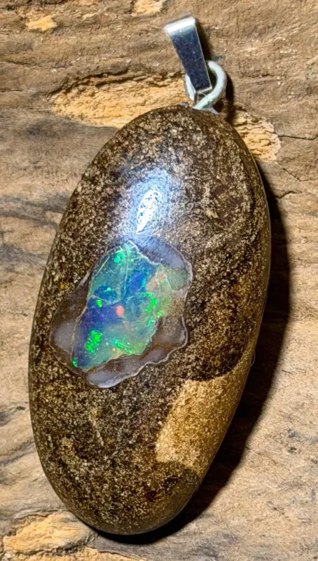 boulder-opal-trommelstein-anhaenger-edelstein